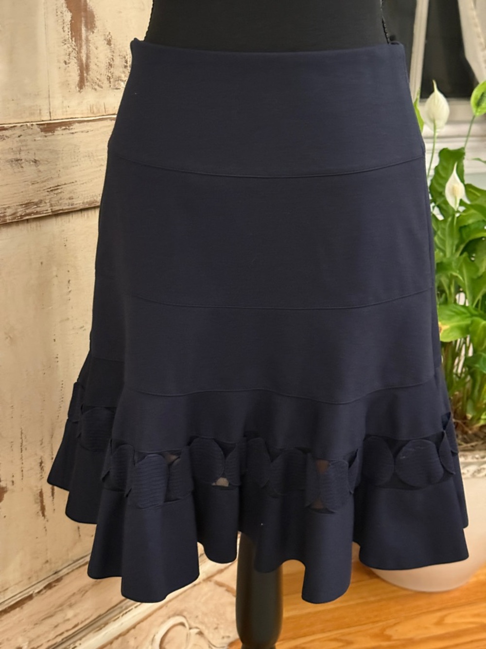 Akris Punto fit and flare minimalist timeless skirt. Navy. Size 4. Career